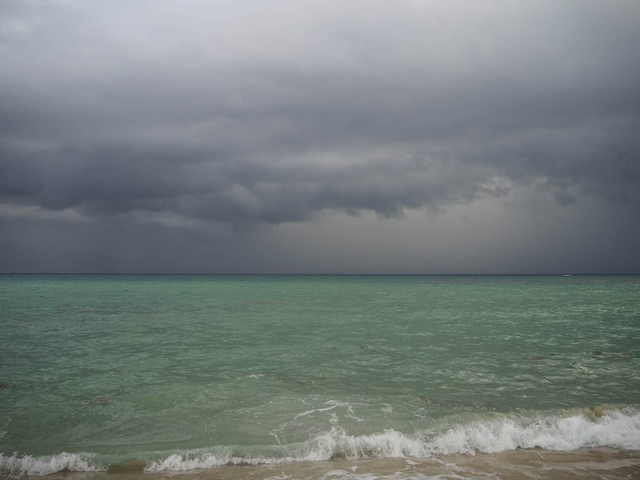 A beach with a cloudy sky

AI-generated content may be incorrect.