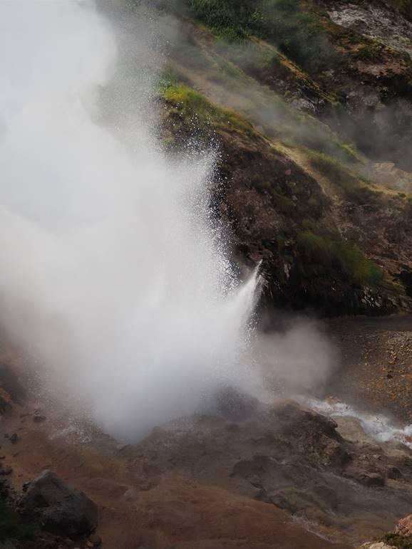 A large waterfall

Description automatically generated